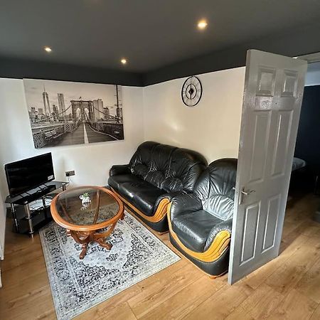 Brand New Large Studio Flat! Sutton  Bagian luar foto