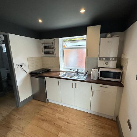 Brand New Large Studio Flat! Sutton  Bagian luar foto