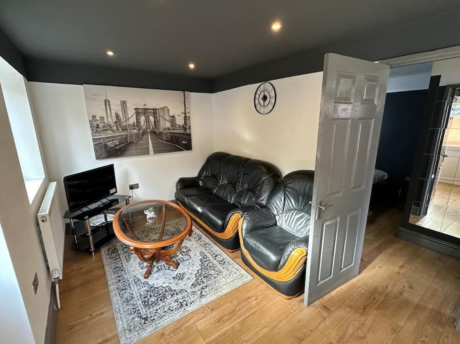 Brand New Large Studio Flat! Sutton  Bagian luar foto
