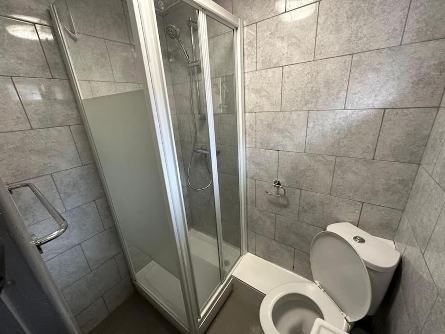 Brand New Large Studio Flat! Sutton  Bagian luar foto