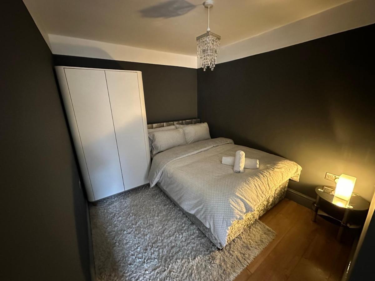 Brand New Large Studio Flat! Sutton  Bagian luar foto