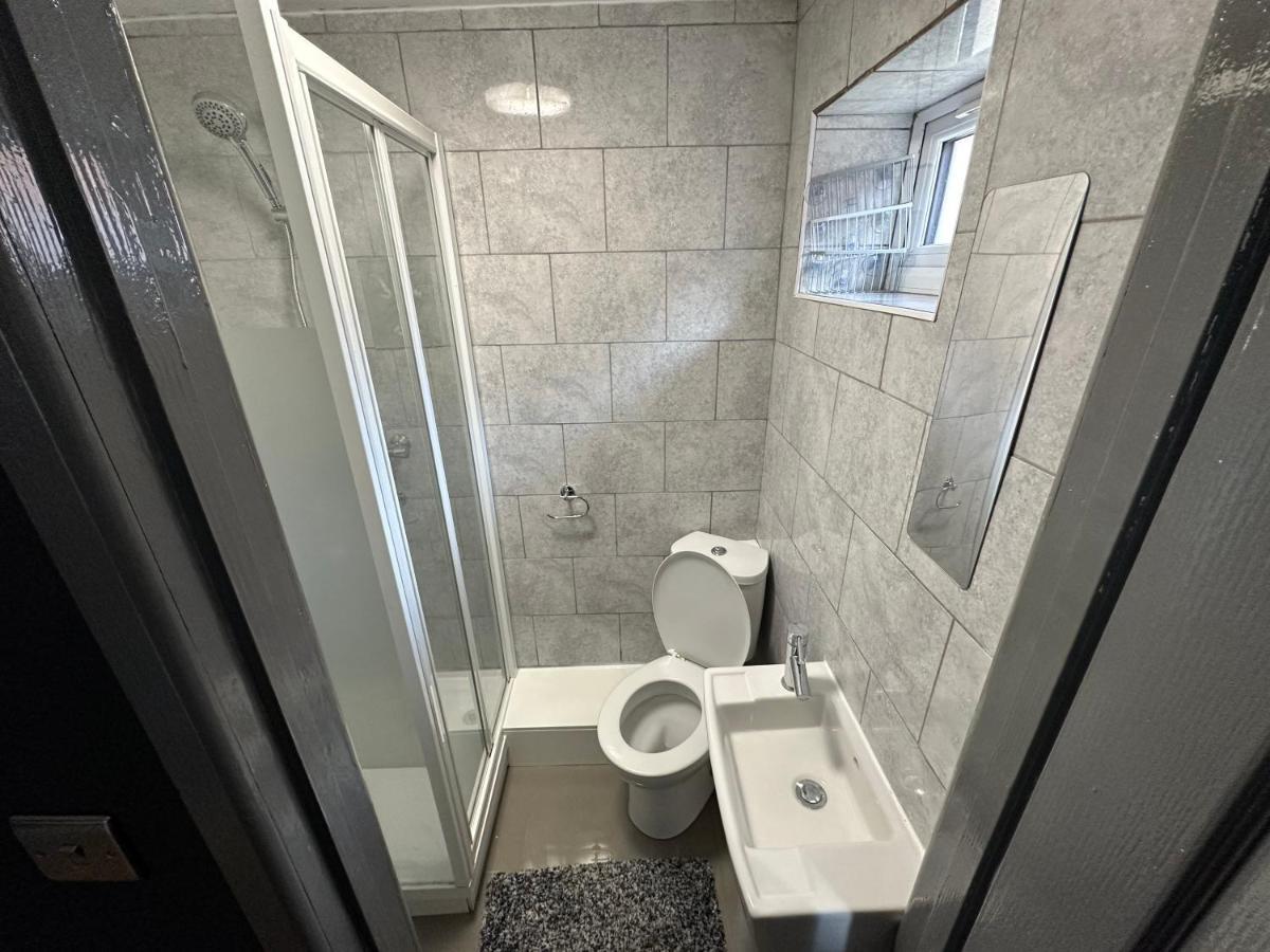 Brand New Large Studio Flat! Sutton  Bagian luar foto