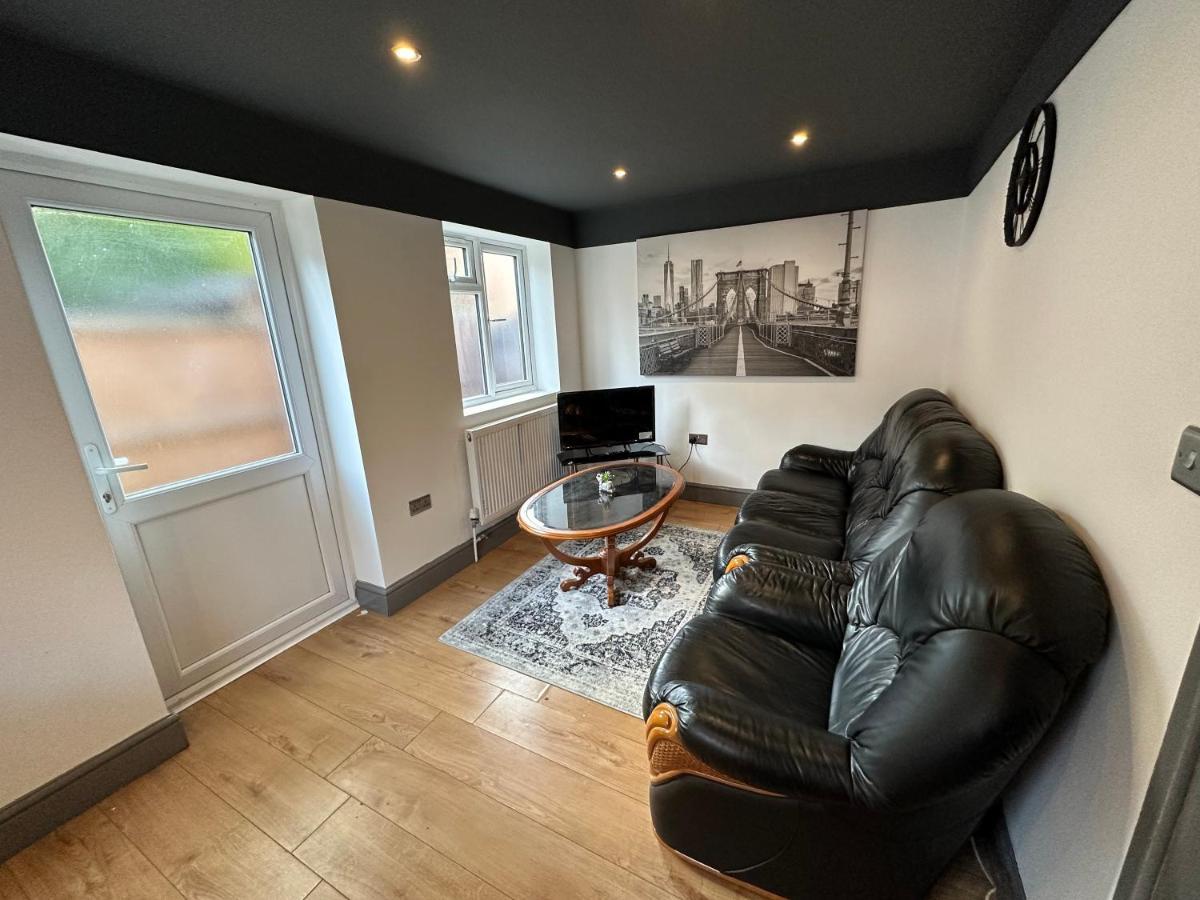 Brand New Large Studio Flat! Sutton  Bagian luar foto