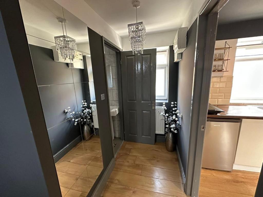 Brand New Large Studio Flat! Sutton  Bagian luar foto